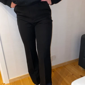 Långa kostymbyxor - Säljer ännu ett par kostymbyxor, dessa från BikBok💕 