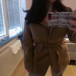 Jättefin jacka 🤎 - Höstig jacka köpt från zalando! Aldrig använd. 