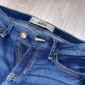 HOLLISTER JEANS - Använda men i fint skick. Storlek: W27 L29 (5S). Från märket Hollister. Midwaist. Passar korta tjejer. Säljes för se har blivit för stora. Väldigt sköna och bekväma. Kan skickas mot fraktkostnad. Fler bilder kan ordnas.