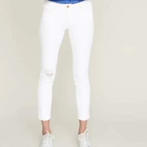 Helt nya med tags kvar! Storlek: 36. Vita jeans från GINATRICOT, modellen Emma. Slutsålda på hemsidan verkar det som. Nypris: 399:-. Fler bilder kan ordnas. Kan skickas mot fraktkostnad. 