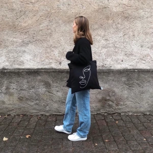 Tygkasse - svart - Mitt UF-företag säljer tygkassar gjorda av ekologiskt bomull i syfte att främja alla världens kvinnor, då vi donerar 5kr/kasse till UN Women. 💗 Vid intresse kan ni köpa kassen här på Plick eller kolla in vår instagram: @carryitforwomenuf 💗💗💗