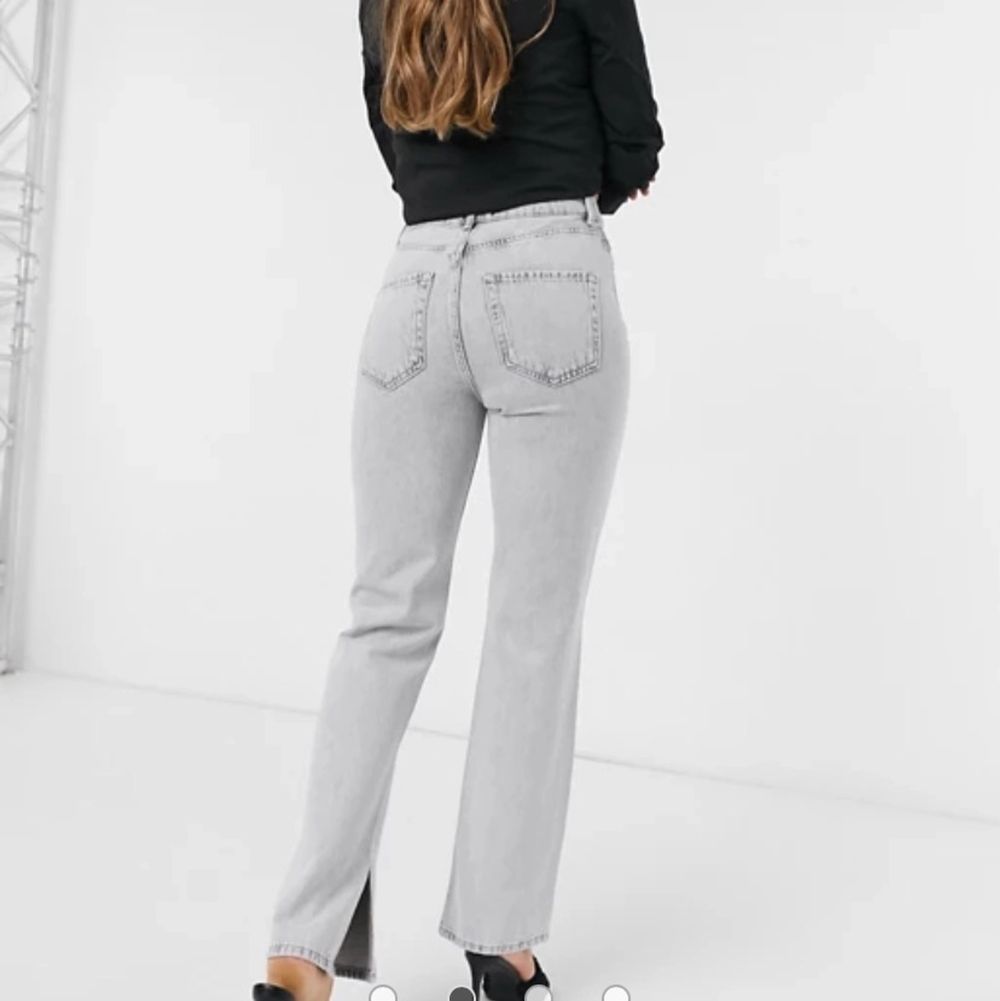 Skitsnygga gråa jeans med slits från Asos! Bra längd på mig som är lite över 170 💓. Jeans & Byxor.