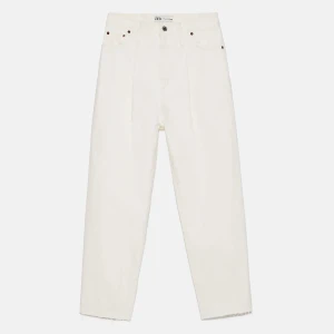 ZARA TAPERED JEANS - Helt nya med tags kvar! Endast testad men säljer för det är för stora för mig. Jättefina tapered jeans i modellen ”the tapered caia in off white” från zara. Slutsålda på hemsidan. Nypris 399:-. Säljes för 199:-. Kan skickas mot fraktkostnad. 