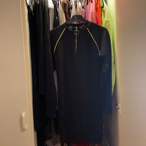 Klänning - Klänning med neon detalj 