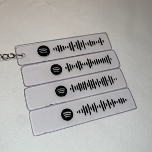 Nyckelring - Spotifykoder - Söta så nyckelringar med spotifykoder. Vilken låt/spellista och hur många man vill ha bestämmer man helt själv! Frakten ligger på 11kr, säljer även andra Spotifytavlor så checka min profil!!