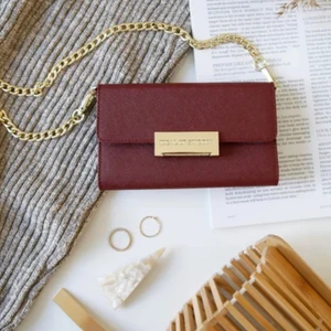 Clutch från Ideal Of Sweden, Galaxy S9 - Perfekt "plånboksväska" som är smidig att ta med sig. Den är magnetisk, så det behövs ett ideal of sweden skal (elr ett annat magnetiskt skal för att mobilen ska kunna fastna), kontakta vid fler bilder, elr frågor<3 orginalpris: 599 kr Säljer för: 120 kr