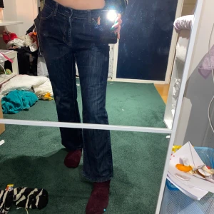 lågmidjade jeans - Ett par jättefina lågmidjade raka/lite bootcut jeans. Säljer pga brist på pengar. Jag är 162 cm och har midjemått 83 cm ungefär.