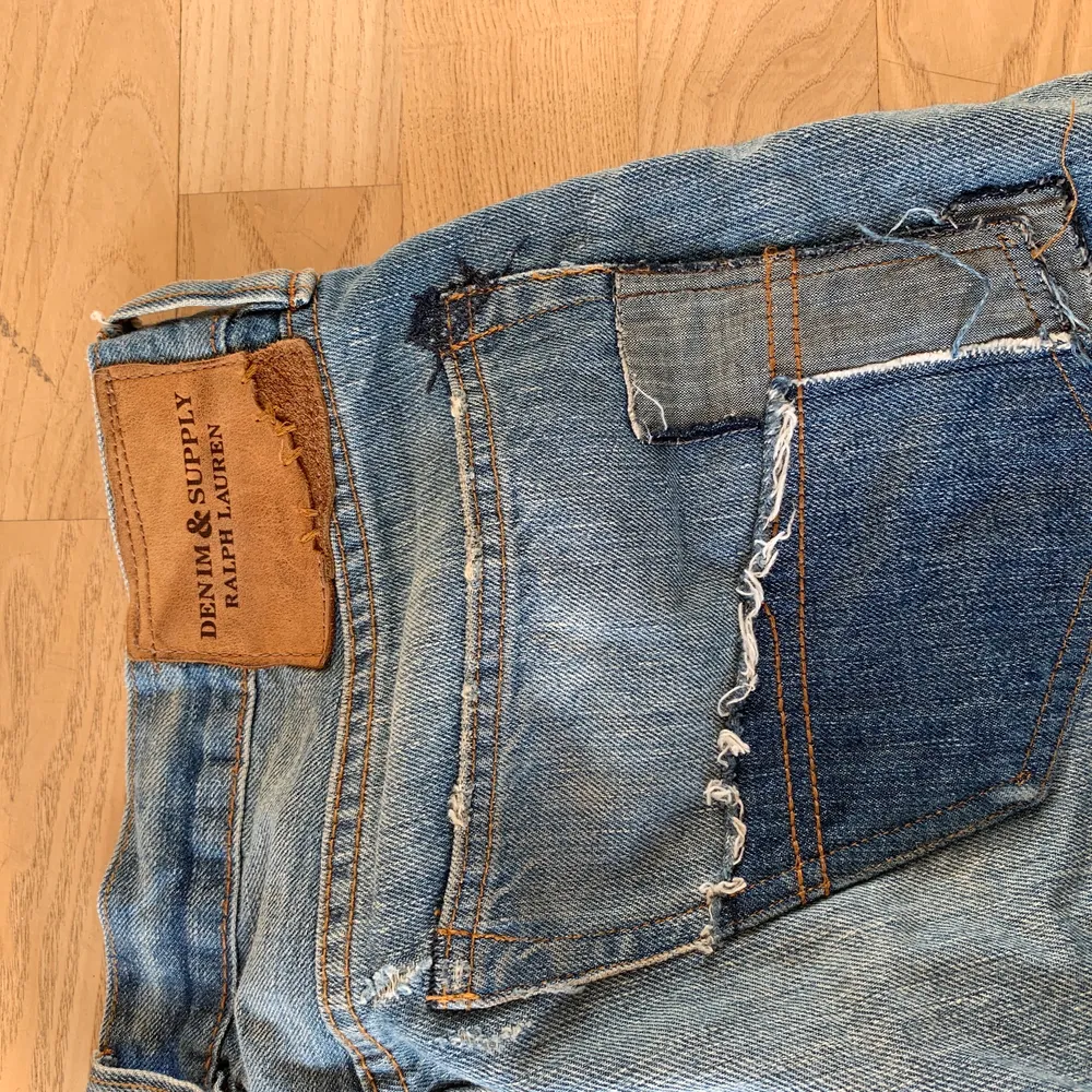 Säljer dessa skit coola patch jeansen från Ralph lauren, är 174 och dem är bra i längden. Brukar ha 28 och dem sitter bra på mig, behöver inget bälte eller så. Bara att skriva för fler bilder 💜🕺🏻. Jeans & Byxor.