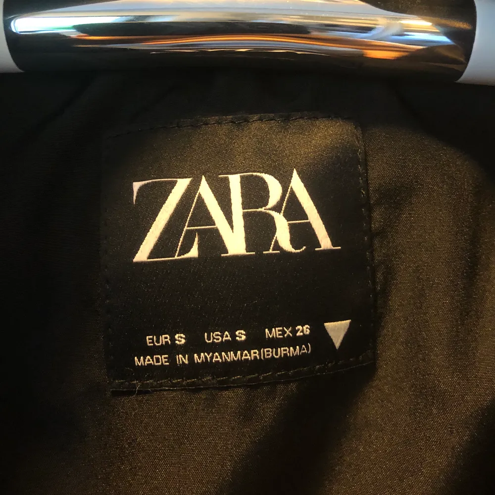 Säljer min oanvända skit snygga och trendiga jacka i läderimitation från zara! Säljer eftersom storleken är fel för mig, köpt i butik för 559kr. Storlek S men skulle säga att den passar en XS också. Priset kan diskuteras, köpare står för eventuell frakt☺️💞. Takit.