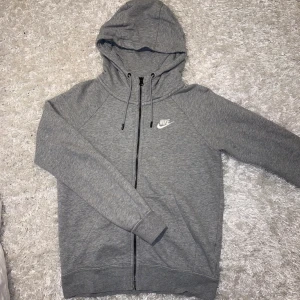 Nike Ziphoodie - Superfin från Zalando, tyvär gick dragkedjan sönder längst ner i tvätten, så den är ihopsydd så går ej att öppna hela vägen. Annars är det fint skick, sparsamt använd. Köparen står för frakt och pris kan diskuteras <3 XS men passar S möjligtvis M