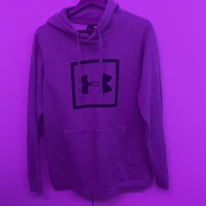 Underarmour Hoodie  - Säljer för den ör för liten   , det ör stl Small 