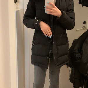 Hollies jacka  - Säljer en jätte fin Hollies jacka i storlek 36. I nyskick och endast använd 1 gång. Den har äkta päls och kostar nypris 4999kr. Kan mötas upp i Stockholm💕