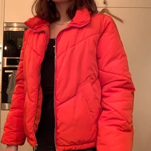 puffer jacket  - röd orange jacka från HM, i storlek XS. Väldigt bra skick där man kan reglera längst ner (se bild 3). Första bilden visar färgen bäst. Säljer för 250kr + frakt. Kan även mötas i centrala gbg