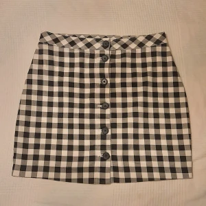 Mini-kjol - Jättesöt mini-kjol, köpt second hand. Jättenajs att ha på sommarn men är även jättegullig att ha nu till vintern. Personligen tycker ha den blir jättefin tillsammans med en sweatshirt eller ett par Dr. Martins🥰  Sälja p.g.a att den börjar bli lite liten för mig. 