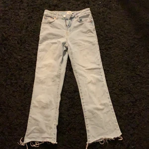 Ett par blåa jeans! Jätte fina💕😽 - Det är ett par blåa jeans! Dom är utsvängda vid fötterna!💎