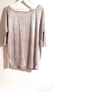  - Riktig partytopp/tunika säljs då den inte kommer till användning hos mig, dock helt i nyskick! Passar allt från XS till L beroende på hur loose man vill ha den 