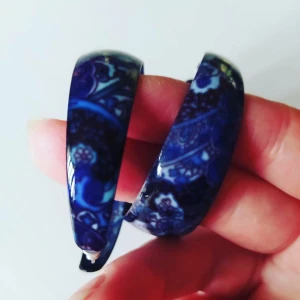 Snygga stora ringar med mönster - Riktigt djup härlig blå färg! Okänt material. Bra skick. 