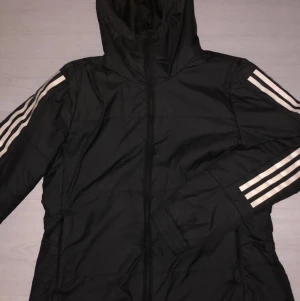 Adidas jacka - Fin adidasjacka, är dock ett hål inne i ena fickan (men går lätt att sy)