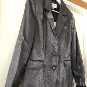 Ny snygg kavaj ⭐️ - Snygg nyårs kavaj från Vila (NY)✨ •Storlek M •Ny, lappar finns kvar 🎄Julklappstips kanske  •Inköpt för 499 kr •Säljer för 160 kr 🚫Djurfritt och rökfritt hem 📍Kan mötes upp i Mölnlycke 📤Kan skickas mot fraktkostnad (63 kr)