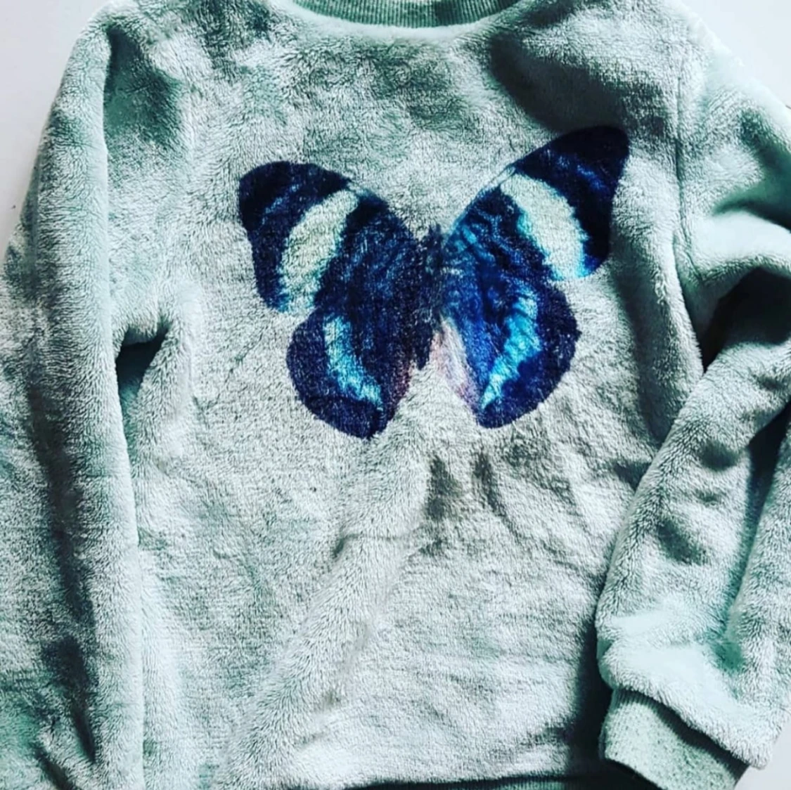 Mjuk fluffig tröja fjärilsmotiv