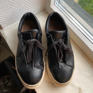 Eytys - Säljer mina Eytys, ända skadan är längst ner vid snöret;) nypris 1800kr, storlek 40 men passar mig med 38-39😊