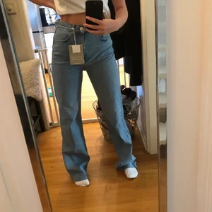 Pull & bear jeans - Säljer nu mitt andra exemplar av dessa fina jeans! De här är i storlek 34 (på bilden de i storlek 36 som jag tidigare lagt ut). Säljs för 300kr (exklusive frakt) eller högstbjudande.💞