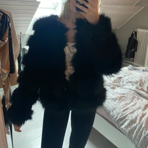 Pälsjacka  - Fakepälsjacka från Chiquelle! Jätte fin och super skön, använd ett fåtal gånger men i fint skick! Jag köpte den för 1000kr, köparen står för frakten🤍