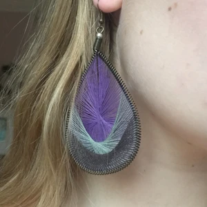 Handgjorda örhängen - Handgjorda örhängen i vävd struktur som enkelt lyfter en vanlig outfit till något roligare! Trots sin storlek är de lätta att bära då de huvudsakligen utgörs av garn 💜 Frakt ingår i priset.