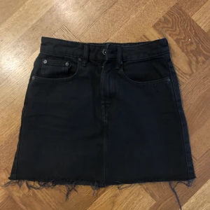 Svart jeanskjol - Svart jeanskjol från Zara strl XS, köparen står för frakt