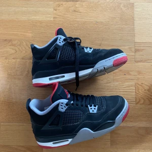 Jordan 4 Bred - Köpa second hand, använda men asfeta skor, nya går för 4000, bud från 1000, köp direkt för 1600 Condition: 8/10! Meetup i Stockholm, ingen låda men ett par sköna skor att använda inte sälja vidare