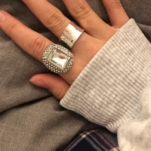 Ringar - Skitsnygga silverringar! 69kr för den med stenen. Den lilla är såld!🤍 11kr frakt