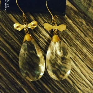 Jättesnygga örhängen "diamanter" - Plast. I jättefint skick. Först till kvarn!