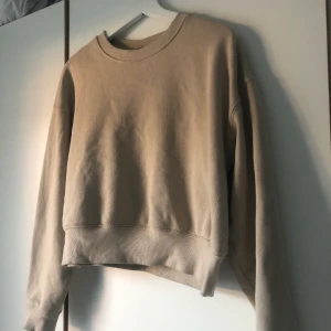 Beige sweatshirt - Beige snygg sweatshirt ifrån monki. Passar 34 och 36. Knappt använd 