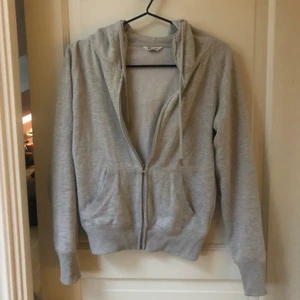 Grå hoodie - Skön grå hoodie!!! ❤️ skriv för mer bilder! Frakt tillkommer 🚚. 