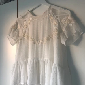 Blus från ZARA  - Använd 2 gånger blus ifrån ZARA. Super fint material och väldigt fina detaljer. 