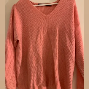 Stickad tröja från Veromoda  - Tröja i klar rosa färg, fint skick. 