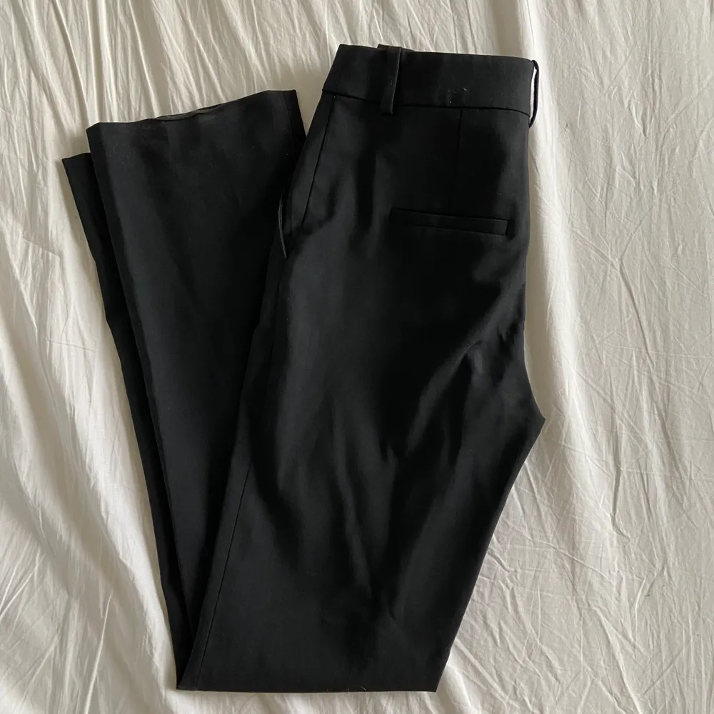 Svarta lite utsvängda kostymbyxor från & other stories! Frakt 60 kr. Jeans & Byxor.