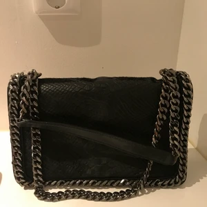 Svart handväska  - Svart handväska från zaran köptes för 1200kr säljs nu för 200kr