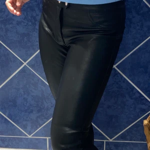 Skinn byxor🖤 - Ett par lågmidjade skinn byxor som är köpta secondhand men som aldrig kom till användning då det inte riktigt är min stil🖤 ganska tajta men mjuk material inuti och ganska bekväma ändå, dem är en aning för långa för mig som är 157cm, frakten står du för📦