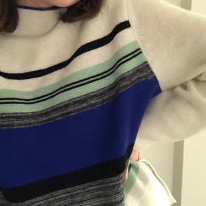 Mönstrad tröja - En fin tröja från & Other stories! Varm och festlig. I bra skick, endast använd någon gång. Längre passform med slits vid sidan. Kan mötas uppi Sthlm, annars står köpare för frakt❤️