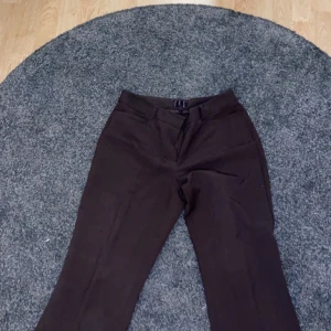 Bruna kostymbyxor - Bruna kostymbyxor från Rafaela. Köpta för ca 500kr. Storleken syns inte men passar strl M/L