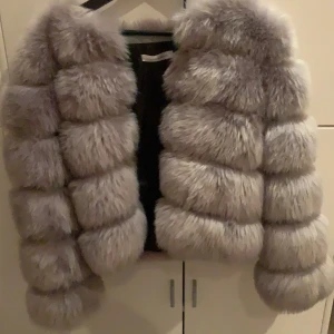 Born in Stockholm bälsjacka storlek S - Ca 2 år gammal, knappt använd ser ut som ny! Frakt ingår! Nypris: 1250kr