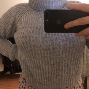 Stickad tröja  - Säljer min gråa stickade tröja pågrund av att jag inte använder den längre!Köpte den förra året och har använt den Max 4 gånger. Super skön sticks inte och sitter skit snyggt 