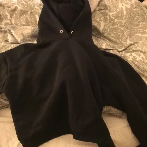 Svart hoddie - Storlek xs/S men kan även passa på ngn med M. Härligt matrial o för snabb affär billigare pris! Skriv i chatten för intresse