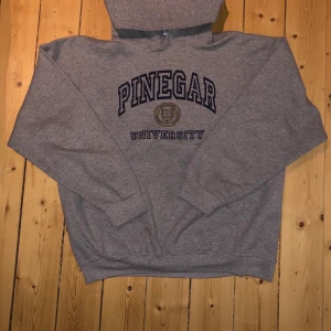 vintage hoodie  -   pinegar university hoodie  fits M-L  cond: generel wear no flaws  bin: 450 kr plus frakt 