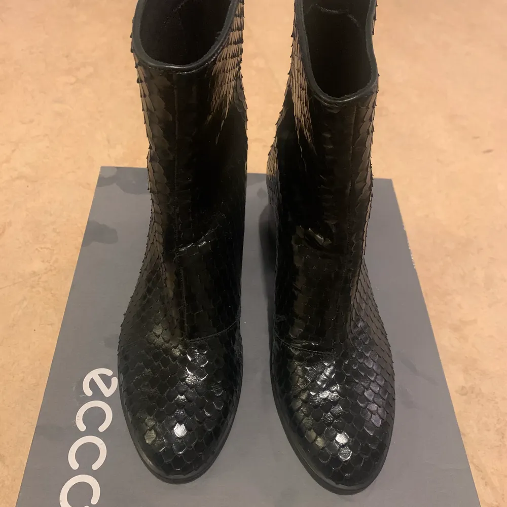 Fantastiskt sköna ankle boots från Ecco. Endast använda 2-3 gånger. Inköpta för 1499kr. Äkta läder med ormskinnseffekt. . Skor.