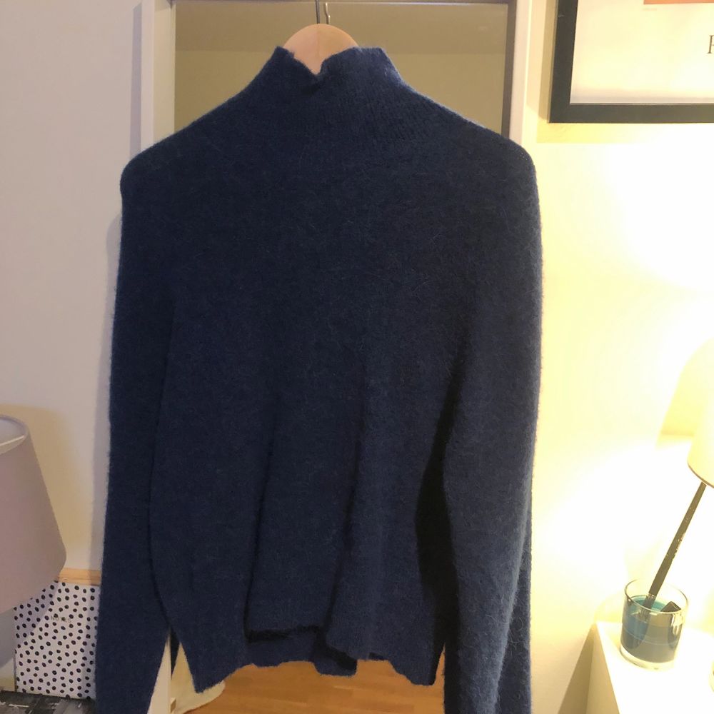 Stickad marinblå tröja | väldigt mjuk | knappt använd | köpt för 1300 kr på NK i Stockholm . Tröjor & Koftor.
