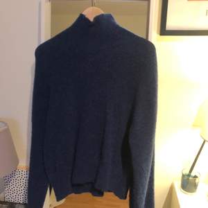 Stickad marinblå tröja | väldigt mjuk | knappt använd | köpt för 1300 kr på NK i Stockholm 