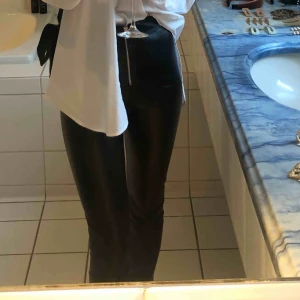  - Leggings med dragkedja  Frakt tillkommer 