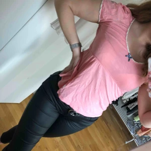  - Supersöt topp från Odd Molly. Inköpt för ett par år sedan, i mycket gott skick trots använd en del! Går att styla på många sätt. Frakt tillkommer 😇